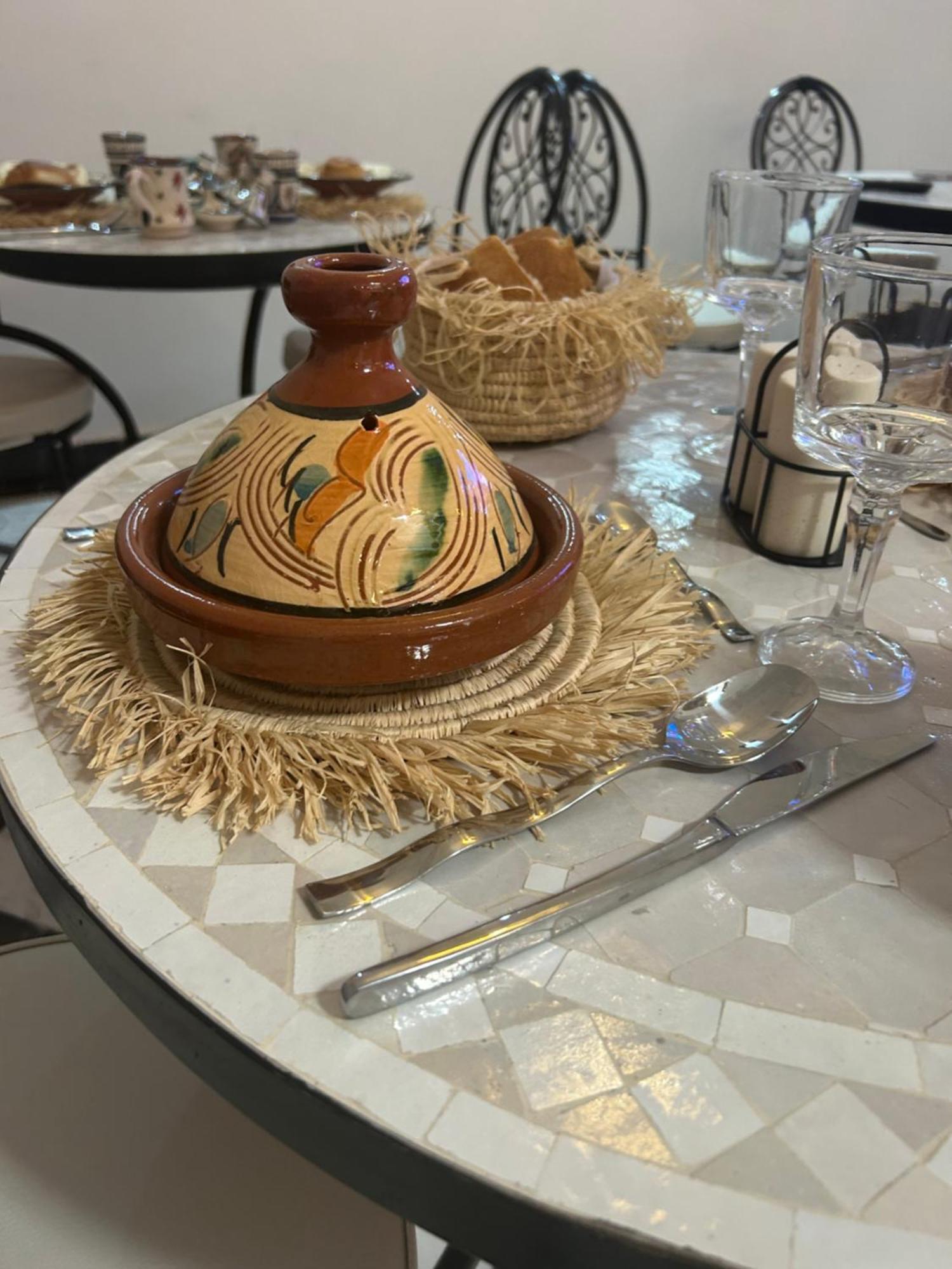 Riad Amazing Amazigh Avec Jacuzzi Petit Dejeuner Compris Avec Aussi Chambres Familiales Pres De La Place Jemaa El Fna Marrakesh Buitenkant foto