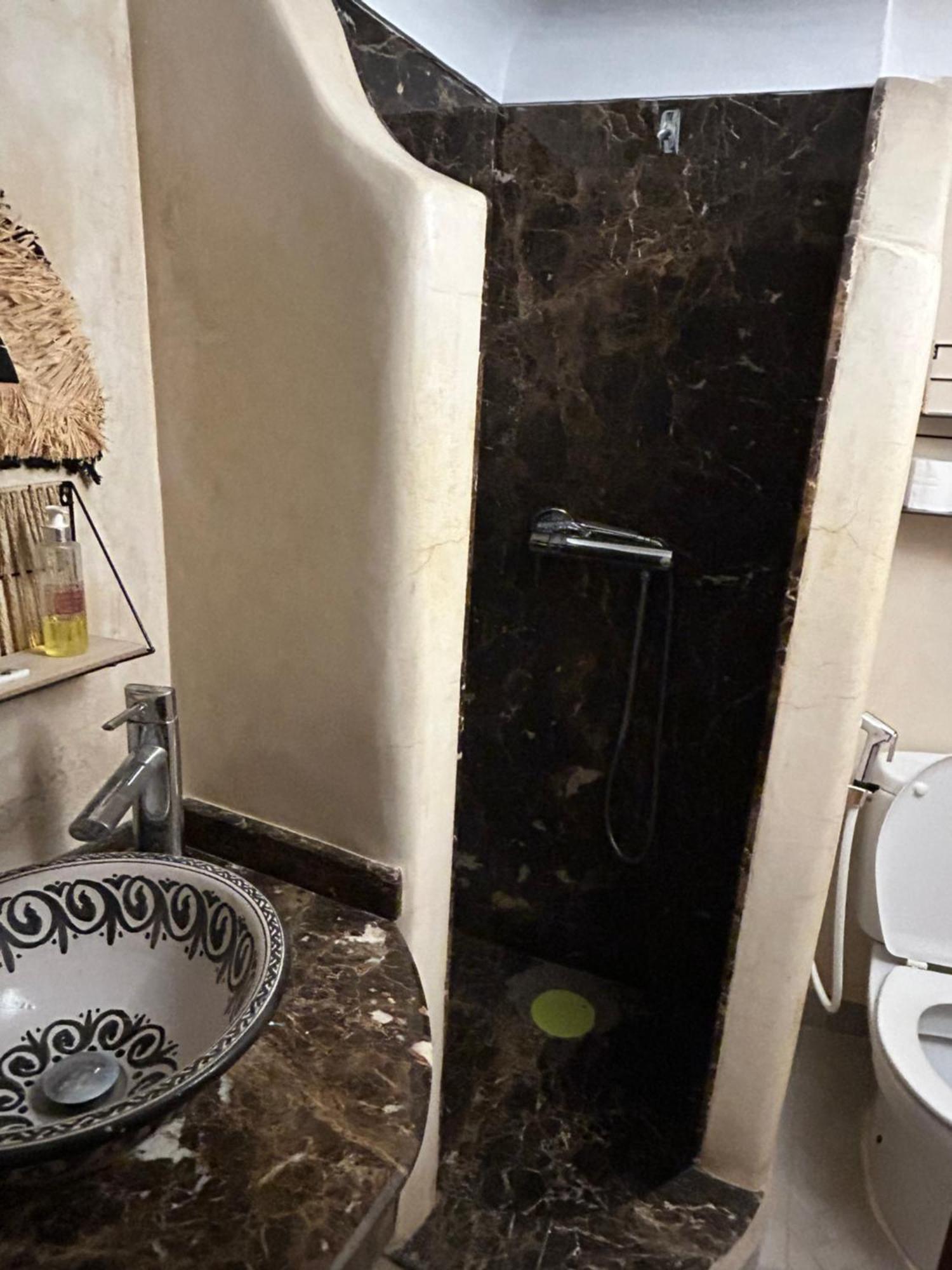 Riad Amazing Amazigh Avec Jacuzzi Petit Dejeuner Compris Avec Aussi Chambres Familiales Pres De La Place Jemaa El Fna Marrakesh Buitenkant foto